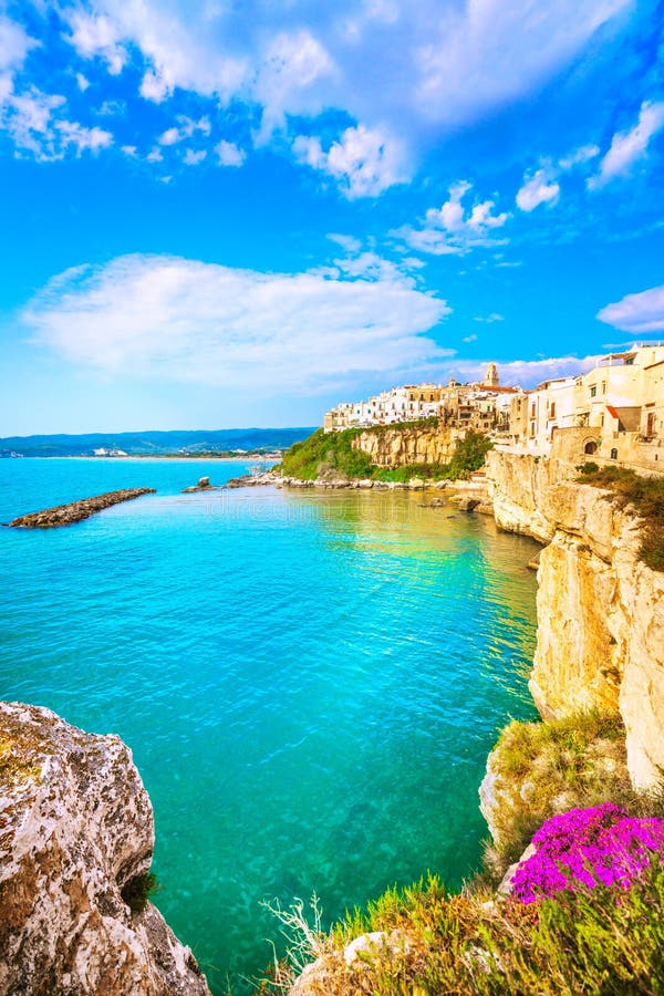 Ville de Vieste sur les roches, Gargano, Pouilles, Italie images stock Ville de Vieste sur les roches, Gargano, Pouilles, Italie images stock