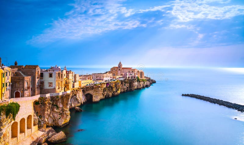 Ville de Vieste sur les roches, Gargano, Pouilles, Italie photo stock Ville de Vieste sur les roches, Gargano, Pouilles, Italie photo stock