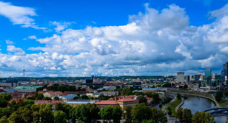 Ville de Vilnius et vue supérieure de nuages