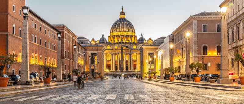 Ville du Vatican par Night D?me lumineux de St Peters Basilica et de St Peters Square ? la fin de par l'interm?diaire du della Co