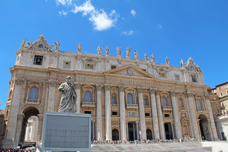 Ville du Vatican, Rome, Italie - 18 août 2015 : Vue de la façade de la basilique du St Peter à Ville du Vatican, Rome, Italie un photographie stock libre de droits Ville du Vatican, Rome, Italie - 18 août 2015 : Vue de la façade de la basilique du St Peter à Ville du Vatican, Rome, Italie un photographie stock libre de droits