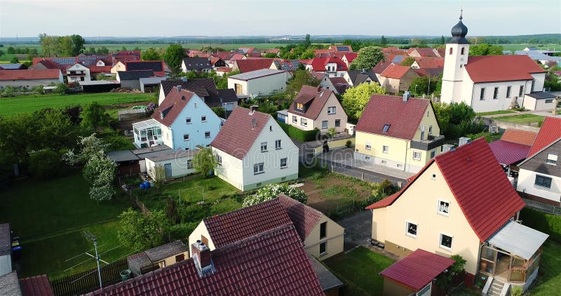 Ville européenne d'en haut. vue aérienne du village allemand. petite vue aérienne de la ville européenne. belle vue aérienne de pe