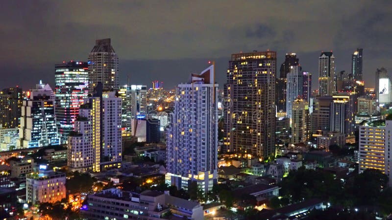 Ville futée Bâtiments financiers de secteur et de gratte-ciel Vue aérienne de centre-ville de Bangkok la nuit, Thaïlande clips vidéos