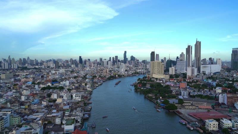 Ville futée Secteur, bâtiments de gratte-ciel, et Chao Phraya River financiers Centre-ville de Bangkok avec le ciel bleu à midi banque de vidéos