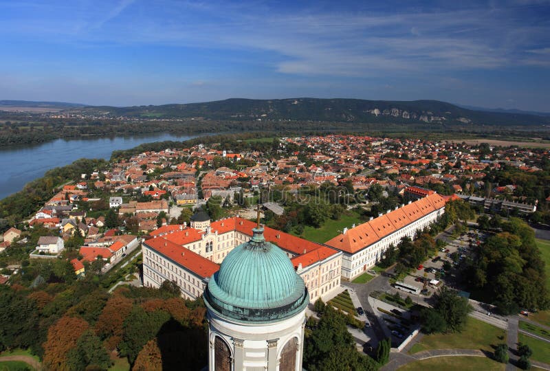 Ville Hongrie d'Esztergom, de ci-dessus avec la rivière Danube images libres de droits Ville Hongrie d'Esztergom, de ci-dessus avec la rivière Danube images libres de droits