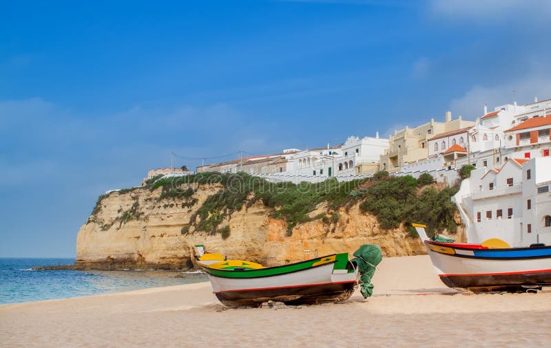 Ville marine de paysage mignon de Carvoeiro images libres de droits Ville marine de paysage mignon de Carvoeiro images libres de droits