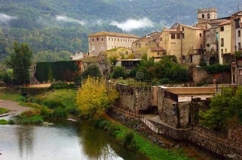 Ville médiévale de Besalu, Catalogne. l'Espagne photo libre de droits Ville médiévale de Besalu, Catalogne. l'Espagne photo libre de droits