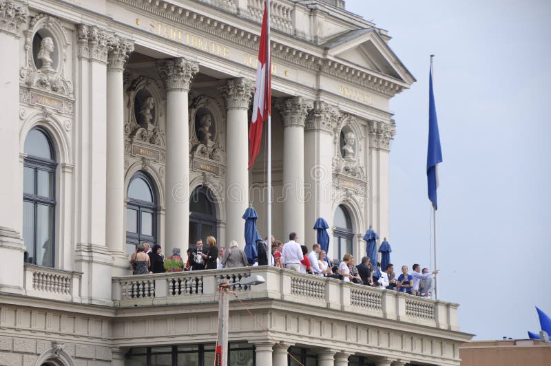 Ville riche de ¼ de ZÃ : Visiteurs d'opéra sur le balcon photos libres de droits Ville riche de ¼ de ZÃ : Visiteurs d'opéra sur le balcon photos libres de droits