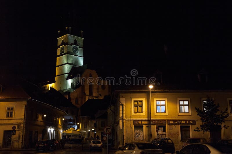 Ville supérieure de Sibiu, en Transylvanie, le soir dans une rue médiévale de la ville photographie stock Ville supérieure de Sibiu, en Transylvanie, le soir dans une rue médiévale de la ville photographie stock