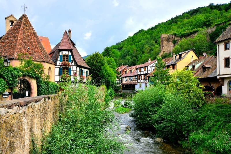 Ville étrange de Kayserberg, Alsace, France avec le canal image stock Ville étrange de Kayserberg, Alsace, France avec le canal image stock