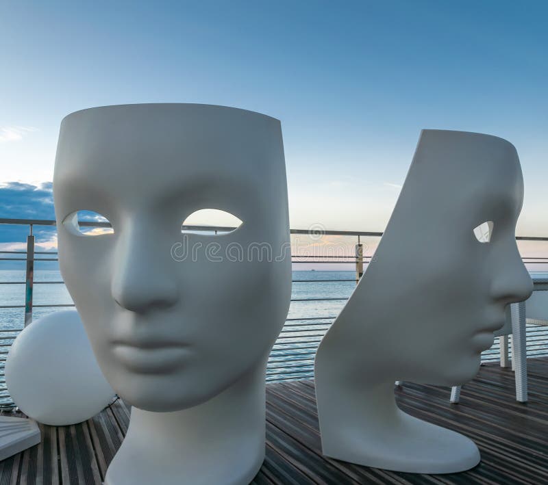 Villeneuve-Loube, Frankrijk - September 2018 Twee grote plastic maskers bevinden zich op het balkon van het restaurant op het str royalty-vrije stock fotografie Villeneuve-Loube, Frankrijk - September 2018 Twee grote plastic maskers bevinden zich op het balkon van het restaurant op het str royalty-vrije stock fotografie