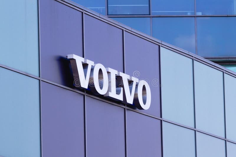 Vilnius Litauen April 12, 2018: Volvo logo på en vägg Volvo är en etablerad svensk högvärdig biltillverkare royaltyfria foton Vilnius Litauen April 12, 2018: Volvo logo på en vägg Volvo är en etablerad svensk högvärdig biltillverkare royaltyfria foton
