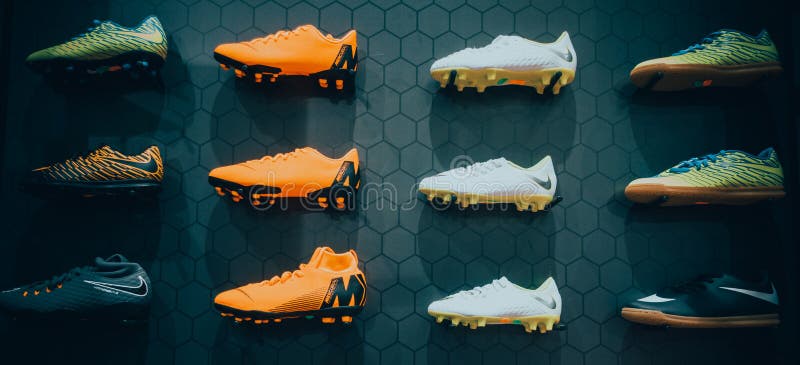 petróleo Cambios de desconocido Vilnius, Lithuania - August 30, 2018: Nike Football Boots Displayed on  Black Background in Sport Store Editorial Stock Photo - Image of activity,  retail: 128583448