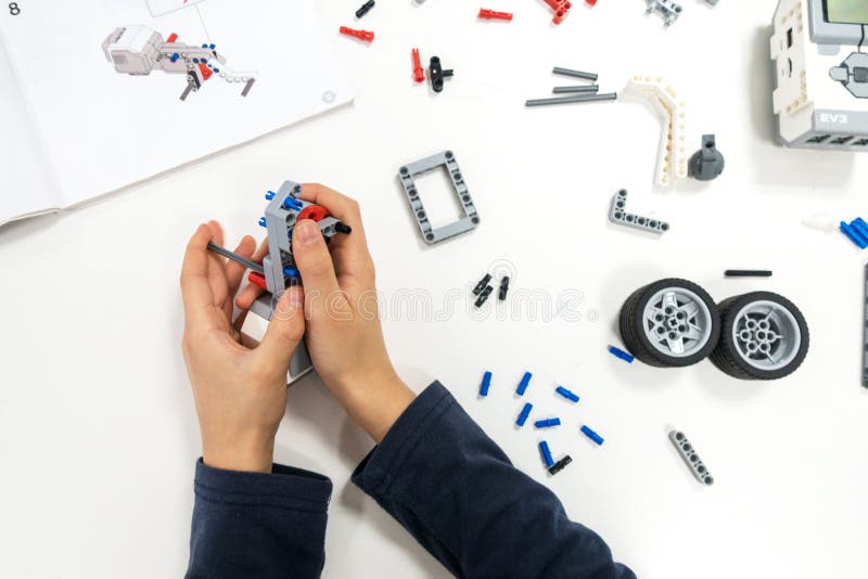 Vilnius Lithuania, Listopad, - 16, 2018: Dzieciak robi Lego robota mindstorms Mechaniczny, uczący się, technologia, trzon edukacj