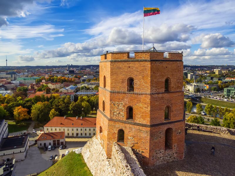 Vilnius, Lithuania: powietrzny odgórny widok wierzch lub Gediminas kasztel obrazy stock Vilnius, Lithuania: powietrzny odgórny widok wierzch lub Gediminas kasztel obrazy stock
