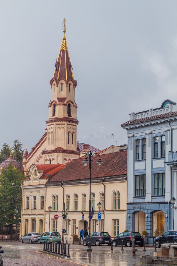 VILNIUS, LITOUWEN - AUGUSTUS 16, 2016: Kerk van Sinterklaas en Stadhuisvierkant in Vilnius, Lithuani royalty-vrije stock afbeeldingen VILNIUS, LITOUWEN - AUGUSTUS 16, 2016: Kerk van Sinterklaas en Stadhuisvierkant in Vilnius, Lithuani royalty-vrije stock afbeeldingen