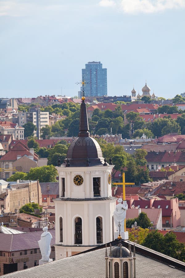 Vilnius, Litouwen: kruisen en toren op het dak van Kathedraal royalty-vrije stock fotografie Vilnius, Litouwen: kruisen en toren op het dak van Kathedraal royalty-vrije stock fotografie