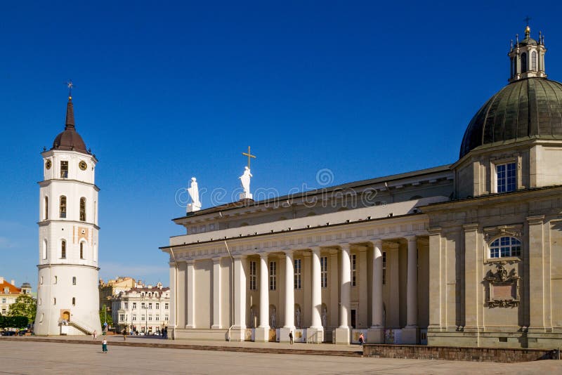 Vilnius, Litouwen - Mei 1, 2018: Mening aan Vilnius-Kathedraal en Kathedraalvierkant met en mensen die lopen genieten van royalty-vrije stock fotografie Vilnius, Litouwen - Mei 1, 2018: Mening aan Vilnius-Kathedraal en Kathedraalvierkant met en mensen die lopen genieten van royalty-vrije stock fotografie
