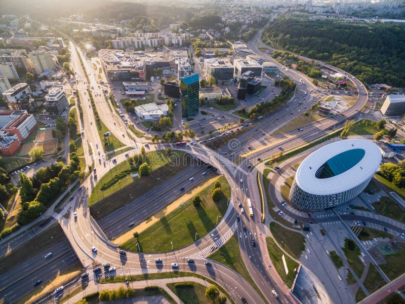 VILNIUS, LITUÂNIA - 13 DE AGOSTO DE 2018: Distrito financeiro de Vilnius com círculo de tráfego no fundo lithuania imagens de stock VILNIUS, LITUÂNIA - 13 DE AGOSTO DE 2018: Distrito financeiro de Vilnius com círculo de tráfego no fundo lithuania imagens de stock