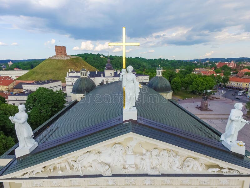 VILNIUS, LITUANIA - 3 GIUGNO 2016: Cattedrale di Vilnius e tetto di con tre statue San Casimiro, san Stanislaus, san lui fotografie stock VILNIUS, LITUANIA - 3 GIUGNO 2016: Cattedrale di Vilnius e tetto di con tre statue San Casimiro, san Stanislaus, san lui fotografie stock