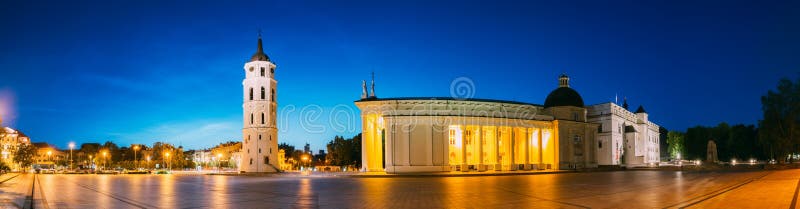 Vilnius, Λιθουανία, Ανατολική Ευρώπη Πανόραμα νύχτας βραδιού του καμπαναριού πύργων κουδουνιών, βασιλική καθεδρικών ναών του ST S στοκ φωτογραφίες με δικαίωμα ελεύθερης χρήσης Vilnius, Λιθουανία, Ανατολική Ευρώπη Πανόραμα νύχτας βραδιού του καμπαναριού πύργων κουδουνιών, βασιλική καθεδρικών ναών του ST S στοκ φωτογραφίες με δικαίωμα ελεύθερης χρήσης