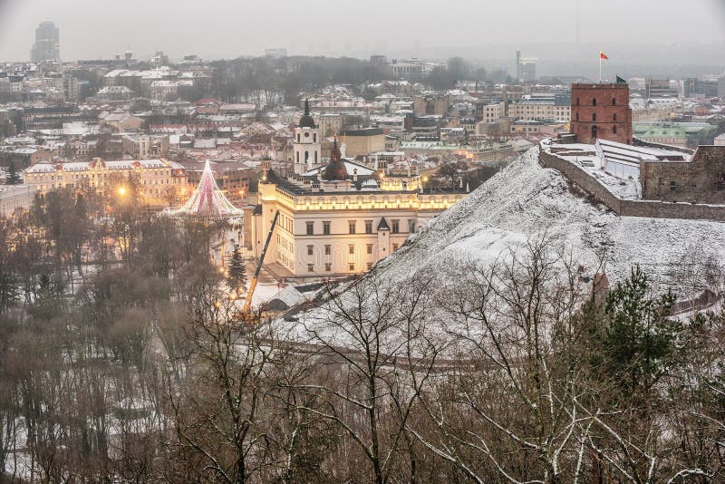 Vilnius, Λιθουανία: εναέρια άποψη της παλαιών πόλης, του χριστουγεννιάτικου δέντρου και των διακοσμήσεων στο τετράγωνο καθεδρικών στοκ εικόνα Vilnius, Λιθουανία: εναέρια άποψη της παλαιών πόλης, του χριστουγεννιάτικου δέντρου και των διακοσμήσεων στο τετράγωνο καθεδρικών στοκ εικόνα