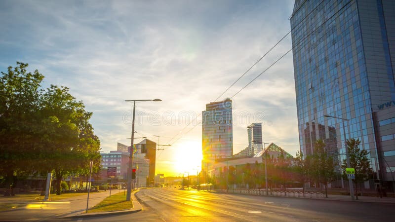 Vilnius, Λιθουανία - τον Ιούνιο του 2018 circa: Ηλιοβασίλεμα σε στο κέντρο της πόλης, χρόνος-σφάλμα απόθεμα βίντεο Vilnius, Λιθουανία - τον Ιούνιο του 2018 circa: Ηλιοβασίλεμα σε στο κέντρο της πόλης, χρόνος-σφάλμα απόθεμα βίντεο