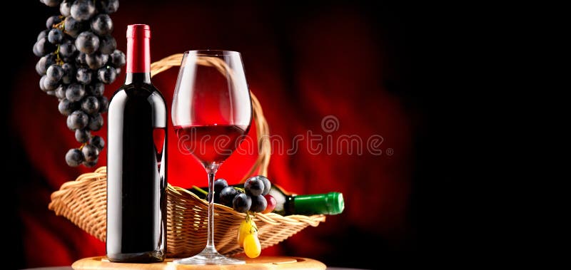 Vin Bouteille et verre de vin rouge avec des raisins mûrs photographie stock Vin Bouteille et verre de vin rouge avec des raisins mûrs photographie stock