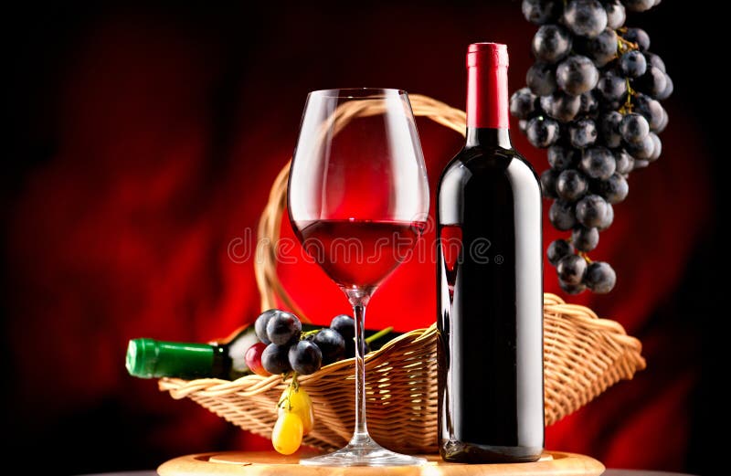 Vin Bouteille et verre de vin rouge avec des raisins mûrs photographie stock Vin Bouteille et verre de vin rouge avec des raisins mûrs photographie stock