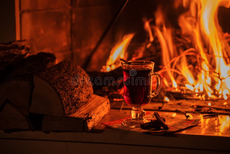 Vin brulé dal fuoco bruciante fotografia stock libera da diritti Vin brulé dal fuoco bruciante fotografia stock libera da diritti