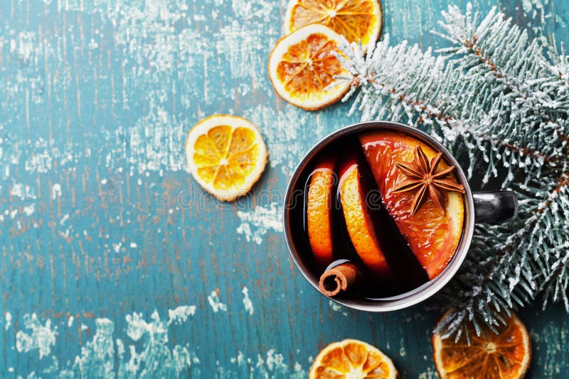 Vin brulé o gluhwein caldo di natale con le spezie e le fette arancio sulla vista d'annata del piano d'appoggio dell'alzavola Bev immagini stock Vin brulé o gluhwein caldo di natale con le spezie e le fette arancio sulla vista d'annata del piano d'appoggio dell'alzavola Bev immagini stock
