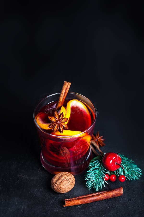 Vin chaud de Noël pour l'hiver sur le fond en bois Vin chaud image libre de droits Vin chaud de Noël pour l'hiver sur le fond en bois Vin chaud image libre de droits