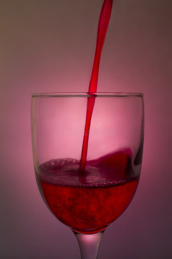 Vin et verre de versement rouges photo stock Vin et verre de versement rouges photo stock