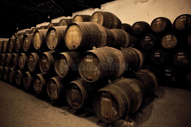 Vin fortifié en bois de port de prise de barils photos stock Vin fortifié en bois de port de prise de barils photos stock