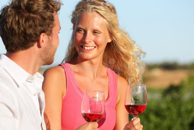 Vin potable de couples heureux photographie stock Vin potable de couples heureux photographie stock