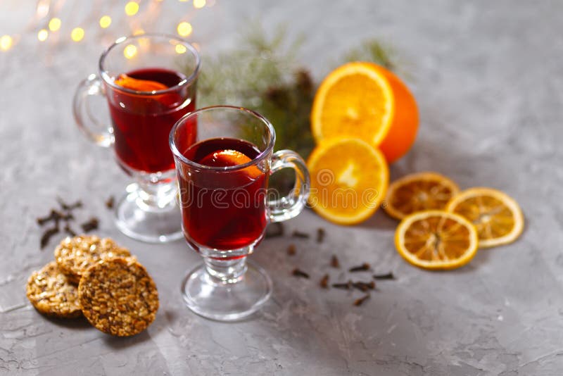 Vin rouge chauffé avec les épices et l'orange sur le fond foncé Boisson de chauffage photos libres de droits Vin rouge chauffé avec les épices et l'orange sur le fond foncé Boisson de chauffage photos libres de droits