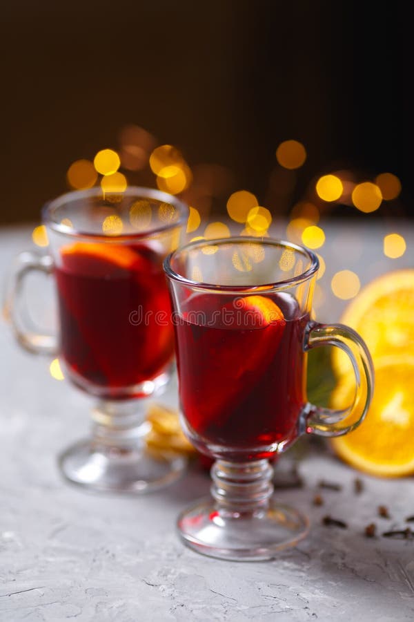 Vin rouge chauffé avec les épices et l'orange sur le fond foncé Boisson de chauffage photos libres de droits Vin rouge chauffé avec les épices et l'orange sur le fond foncé Boisson de chauffage photos libres de droits