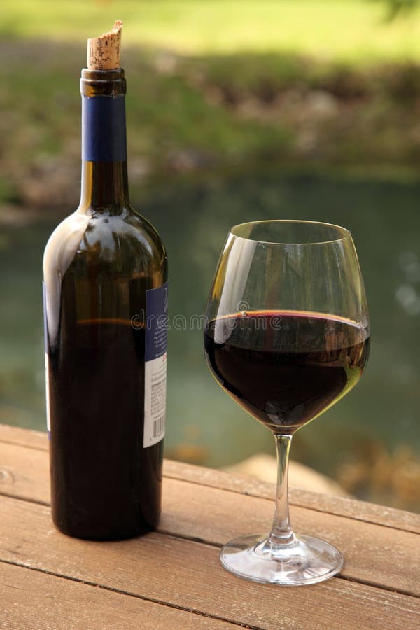 vin rouge de vin de verre à bouteilles photos stock vin rouge de vin de verre à bouteilles photos stock