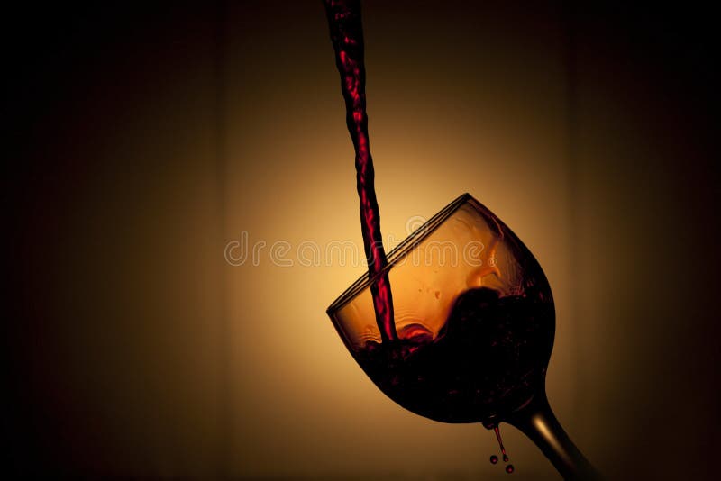 Vin rouge pleuvant à torrents photographie stock Vin rouge pleuvant à torrents photographie stock