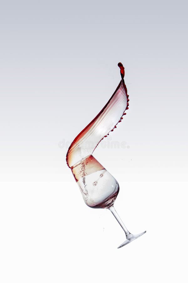 Vin rouge éclaboussant hors d'un verre, d'isolement au-dessus du fond blanc image libre de droits Vin rouge éclaboussant hors d'un verre, d'isolement au-dessus du fond blanc image libre de droits