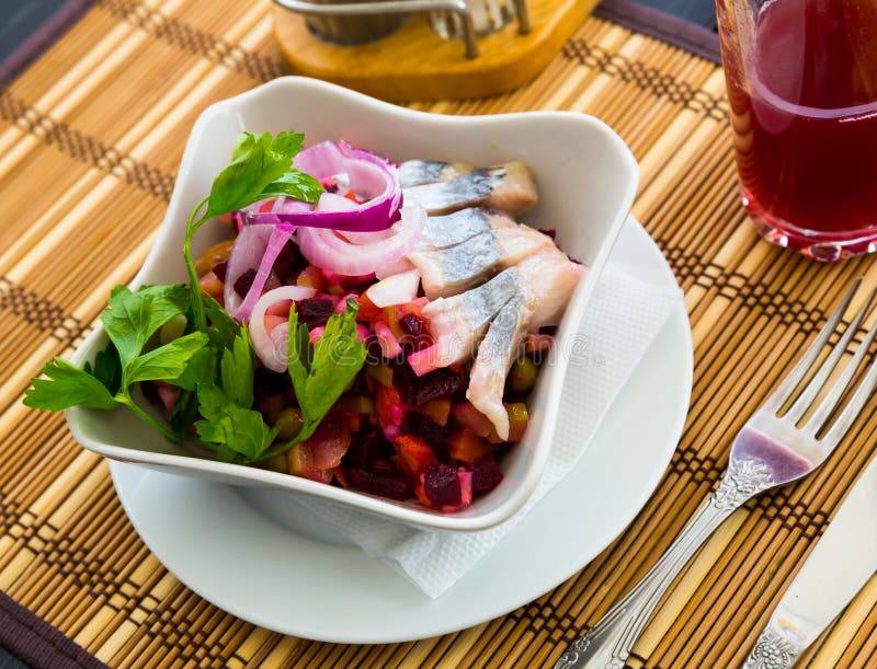 vinagreta de ensalada fresca en una servilleta de bambú. Plato ruso imágenes de archivo libres de regalías vinagreta de ensalada fresca en una servilleta de bambú. Plato ruso imágenes de archivo libres de regalías
