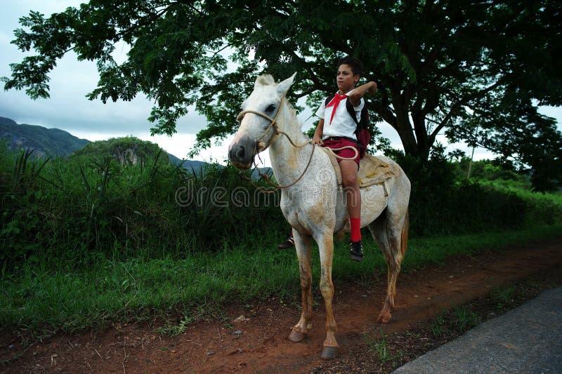 Vinales, Cuba, 3 Juni, 2016: De leerling gaat naar school het berijden royalty-vrije stock foto's Vinales, Cuba, 3 Juni, 2016: De leerling gaat naar school het berijden royalty-vrije stock foto's