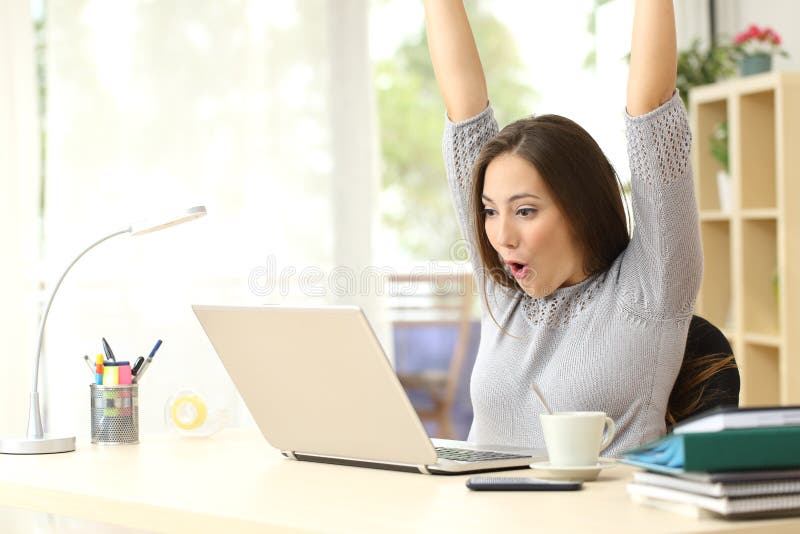 Vincitore euforico e sorpreso che vince online immagine stock