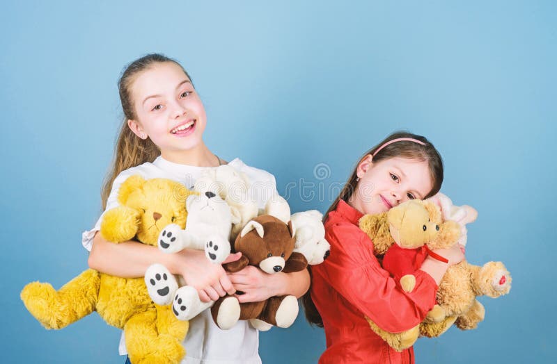 Vinculación Familiar. Hermanas Pequeñas Jugando Al Juego En La Sala De Juegos. Tienda De Juguetes. DÃa De Los Niños. Parque In Foto de archivo - Imagen de juego, parque: 157283878