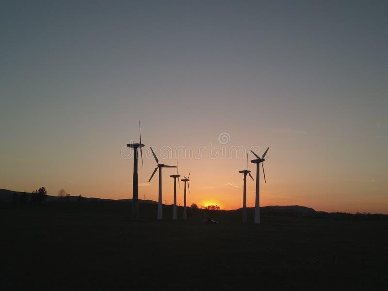 Vindkraftstation i solnedgången Roterande blad av energigeneratorer Ekologiskt ren elektricitet Moderna teknologier för t arkivbilder Vindkraftstation i solnedgången Roterande blad av energigeneratorer Ekologiskt ren elektricitet Moderna teknologier för t arkivbilder