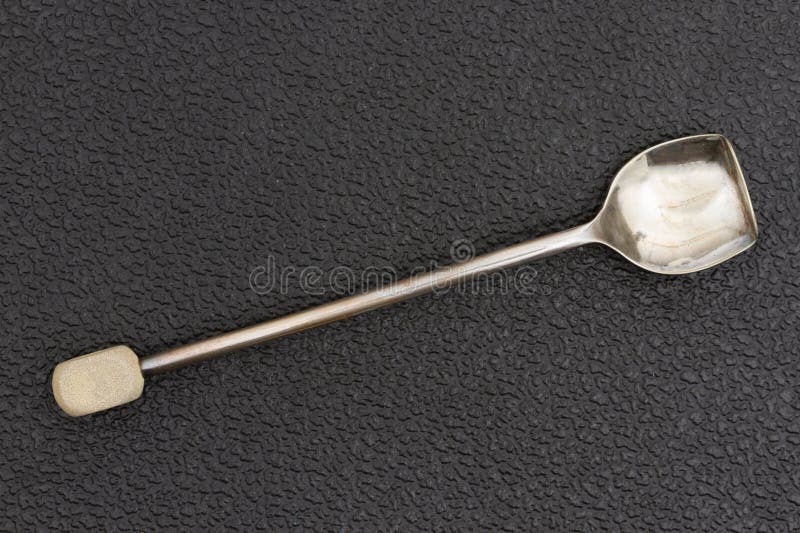 Vindruta av silversocker på det avvanda träet arkivfoton