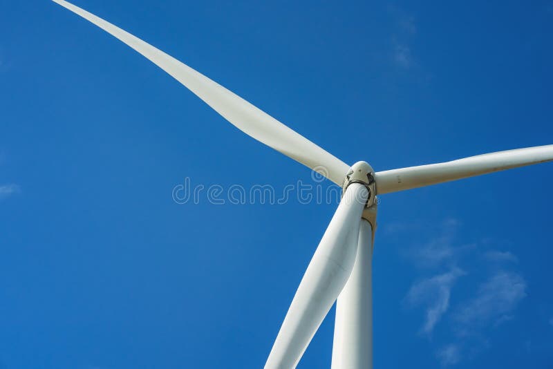 Vindturbin och blå himmelbakgrund Begreppet ren energi i naturen arkivbilder