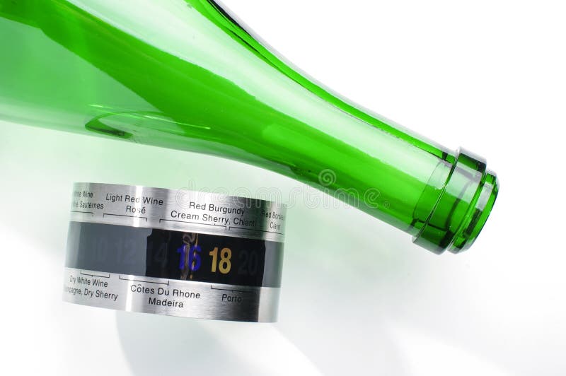 Vinflaska för grönt exponeringsglas och vintermometer för att tjäna som arkivbild Vinflaska för grönt exponeringsglas och vintermometer för att tjäna som arkivbild