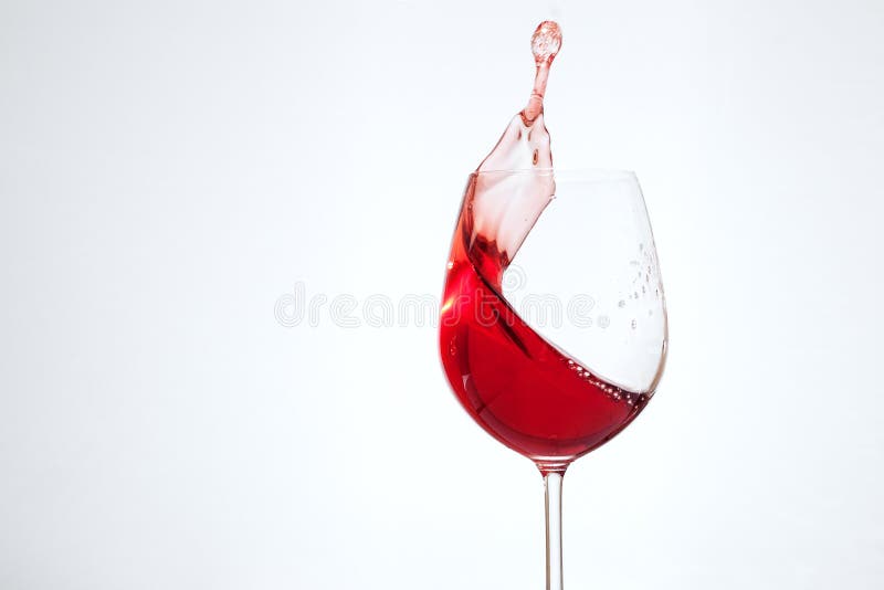 Vinho delicioso em um vidro em um fundo branco O conceito de fotos de stock Vinho delicioso em um vidro em um fundo branco O conceito de fotos de stock