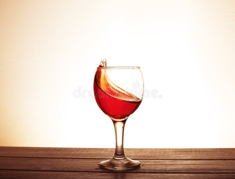 Vinho do Bordéus no vidro na tabela O conceito da bebida foto de stock royalty free Vinho do Bordéus no vidro na tabela O conceito da bebida foto de stock royalty free